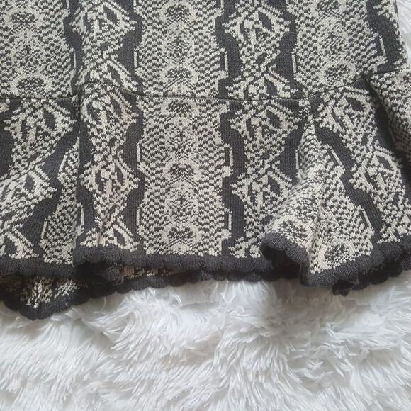 Cabi peplum shell sleeveless sweater top Womens Size Medium - Picture 2 of 5